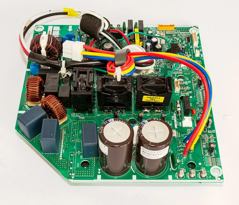 Grüne Elektronikplatine mit verschiedenen Bauteilen wie Kondensatoren und Spulen, genutzt in Daikin-Systemen.